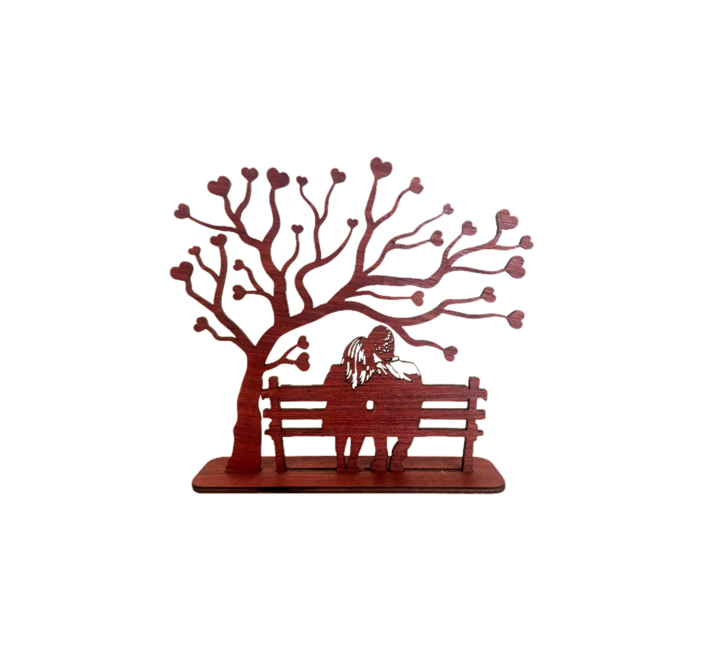 Couple sous un arbre de coeurs avec socle