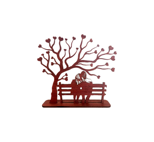 Couple sous un arbre de coeurs avec socle